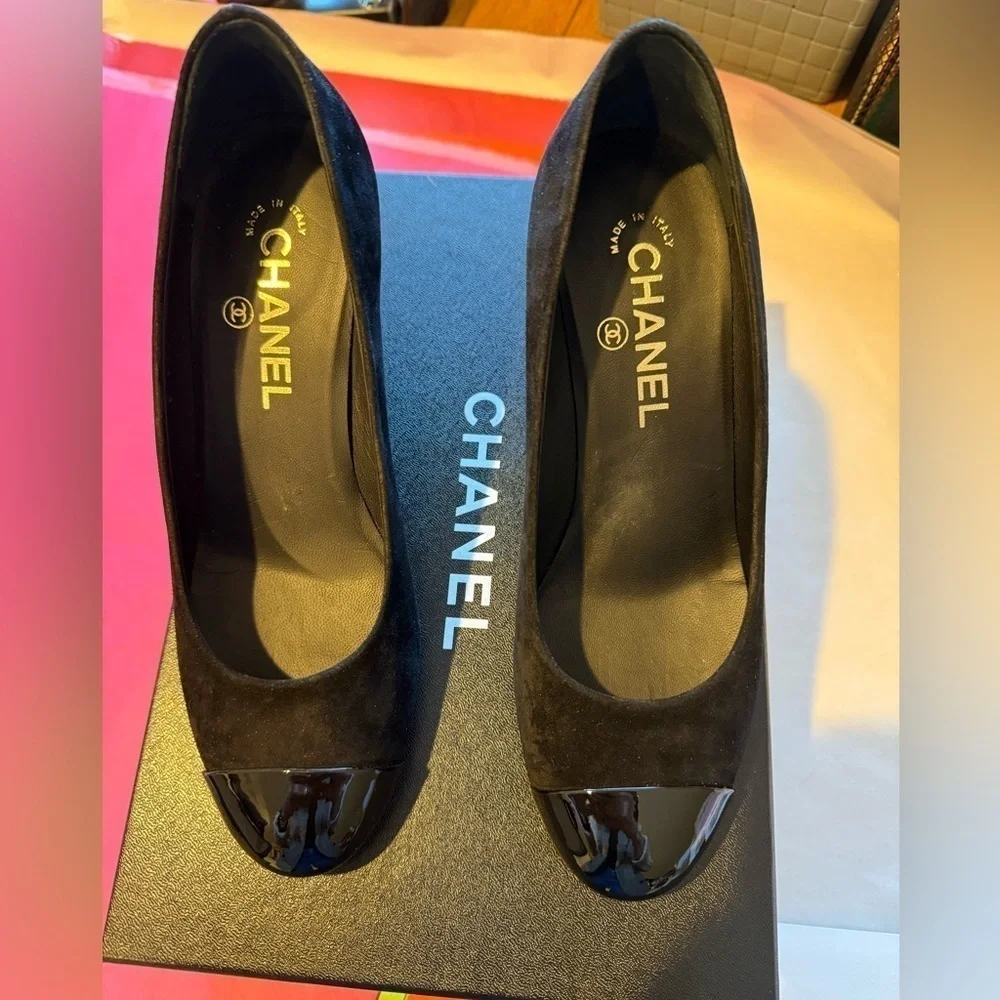 Chanel CC Logo Black Suede & patent gold CC logo Heel Round Toe Pumps EU 37